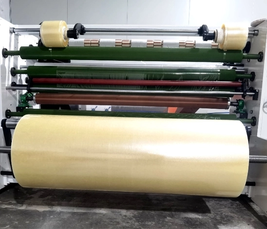 Charakter is tisch für LY-1300/1600B BOPP-Bandschlitz-Rewiding-Maschine