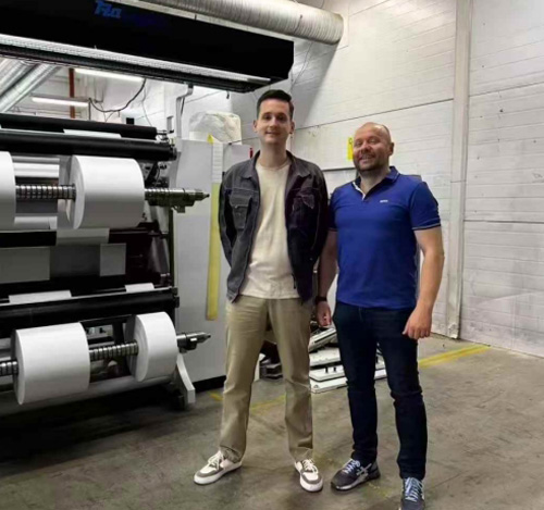 Raloyal Shines in Weißrussland: Aufschlitz maschinen installation von der größten Druckerei der Nation begrüßt