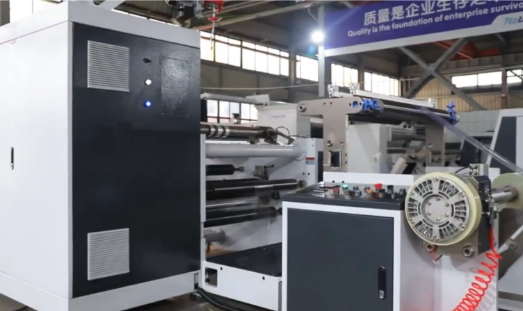 800 mm Aufwickeldurchmesser, Rollenschneidmaschine mit Oberflächenwicklung und Reibungswelle