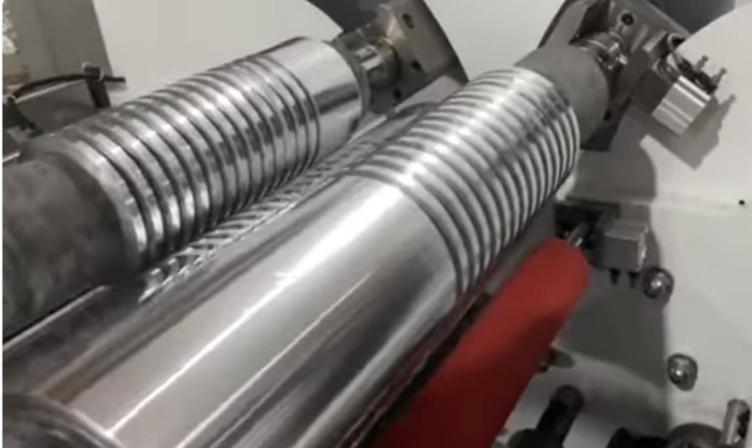 Hochpräzise Aluminiumfolien-/Kupferfolien-Schneidmaschine für Lithiumbatterie-Polplatten